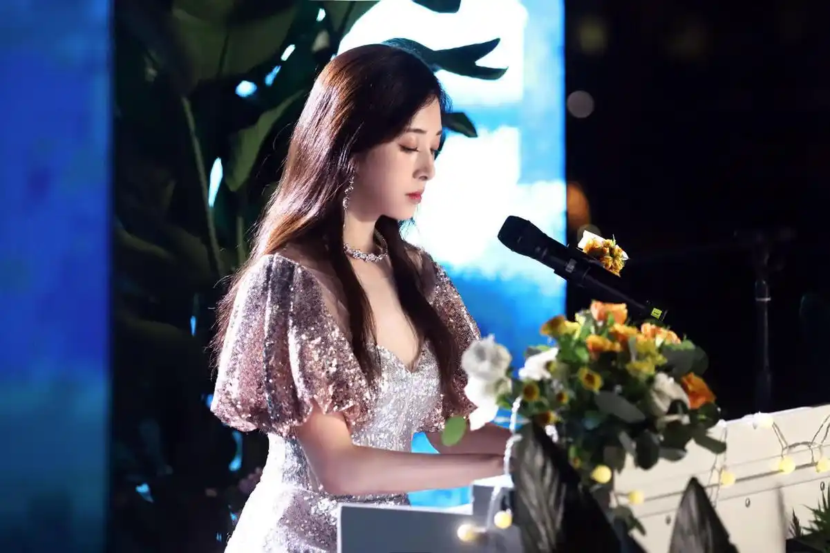 张含韵也太会保养了穿鎏光礼服裙温柔高贵32岁看着像00后