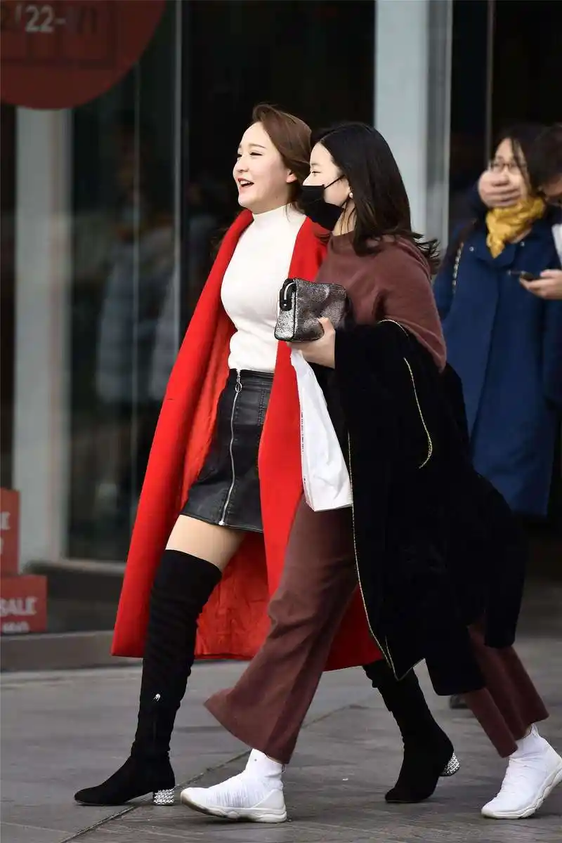 街拍:秋冬女人最性感的穿搭单品,美女必备过膝长靴,大秀美腿