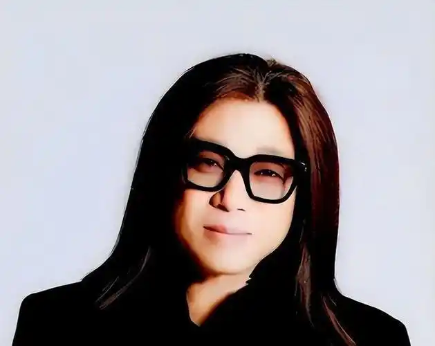 嘿,不过嘞,现在 62 岁的郭峰一直都没结婚生子,没啥子女,那看着就挺