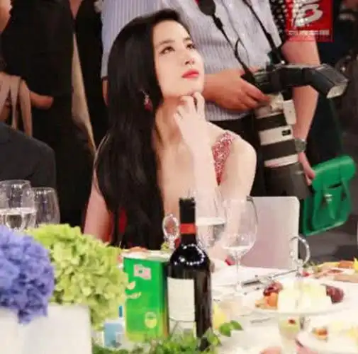 刘亦菲吃饭照爆出,桌子上的东西成亮点