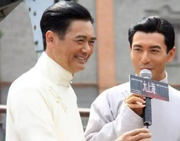 看了周润发和粉丝合照,再看鲁豫和粉丝合照,差距一目了然!