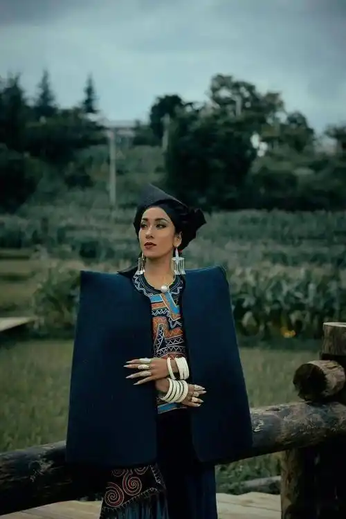 吉克隽逸民族风写真 穿彝族服饰大方又不失韵味