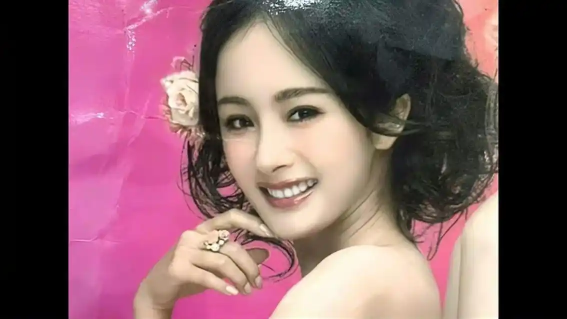 杨幂旧照:青涩纯真之美 回看杨幂的旧照,让人不禁感叹时光飞逝.那时的