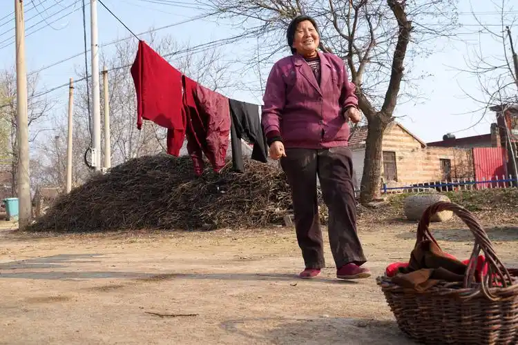原创他从安徽来到河南给1个农村女人打工30年看生活成啥样