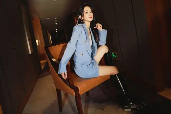 赵丽颖当妈后风格大变穿马丁靴玩甜酷风真飒像个00后小姑娘