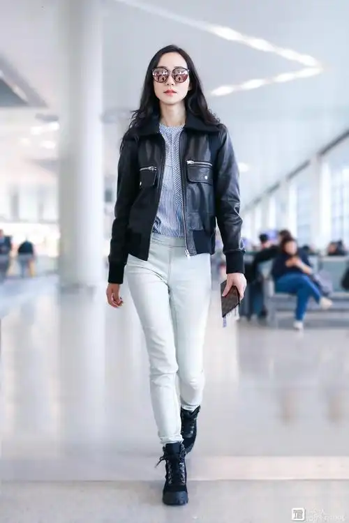 韩雪这身装扮以白色为主,清新雅致让人眼前一亮,白色的紧身长裤,勾勒