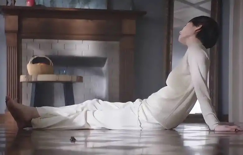 原创52岁王菲拍内衣广告突破尺度光着脚平躺在沙发上身材凹凸有致