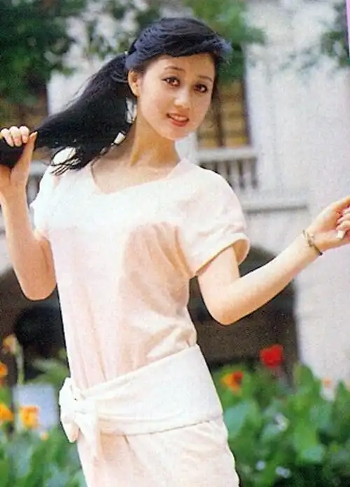 50多岁李连杰妻子利智年轻美照.