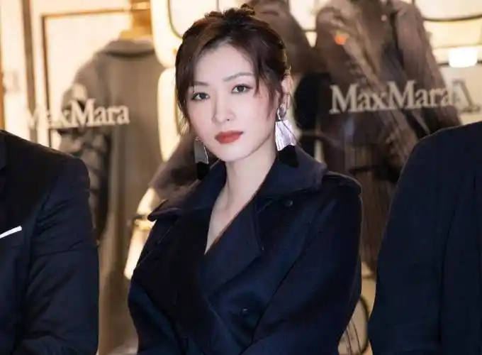 40岁万茜现身线下活动,生图状态太真实,看到男粉丝了_