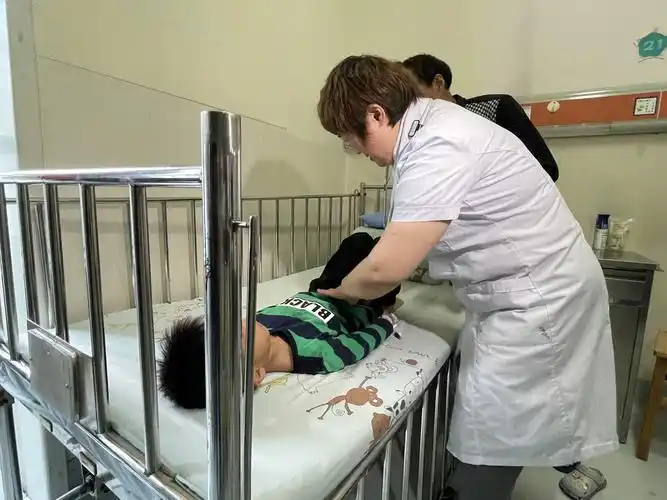 田田看起来比同龄人瘦小许多,体重不到20千克.