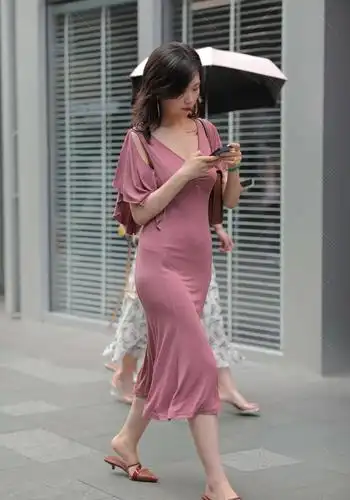 单品搭配高跟鞋其实长裙穿在身上很容易"压个",所以只要穿哪种长度到