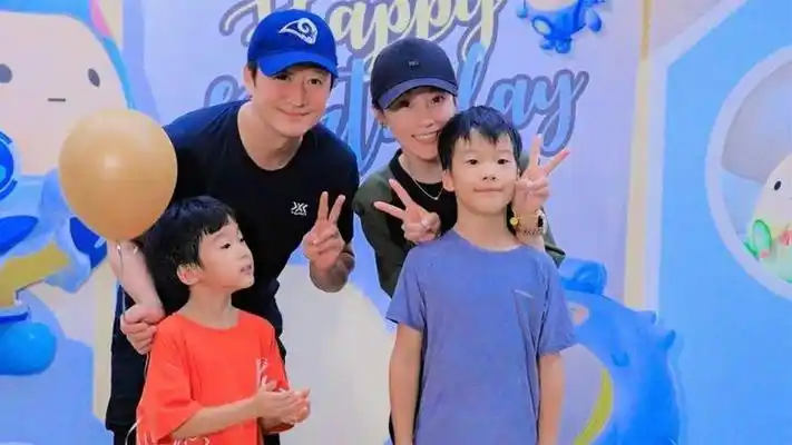 吴京谢楠一家四口外出聚餐,母子三人又蹦又跳,吴所谓长高超活泼