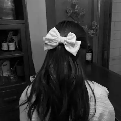 黑白女头背影温柔干净_女生头像_头像屋