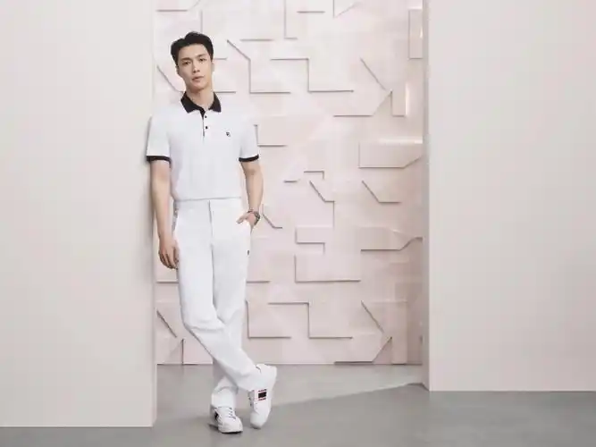 张艺兴同款72经典白色搭套配合细节撞色