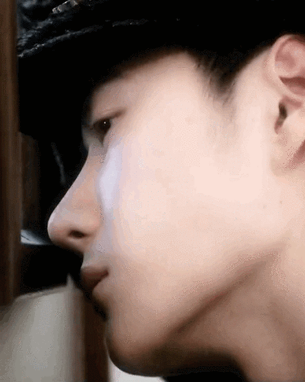 王一博是更瘦了,但是好歹奶膘还在,只有笑的时候才重出江湖,笑起篮妹