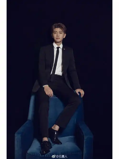 任嘉伦西装皮鞋黑色船袜