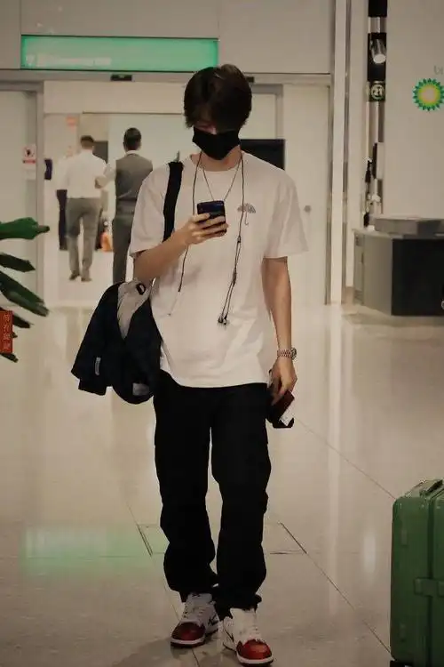 你见过哪些王一博超好看的机场全身照