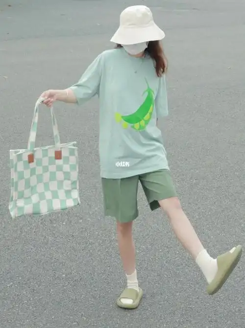 蓝绿色系短袖合集属于夏日的同色系穿搭
