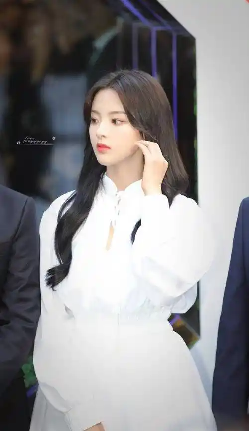 杨超越:越来越有明星的样子了!_工作_爱情_家境