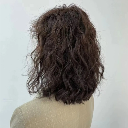 烫发容易显老,除了款式选择不合适外,大都与卷度多少以及大小有关.