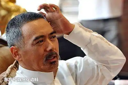 周润发63岁高龄坚持爬山精神足,更是大方捐出56亿