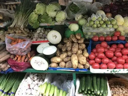 逛逛济南舜玉小区菜市场,蔬菜水果琳琅满目,散发着浓浓生活气息