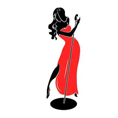 优雅, 曲线和性感的爵士乐歌手女人唱歌