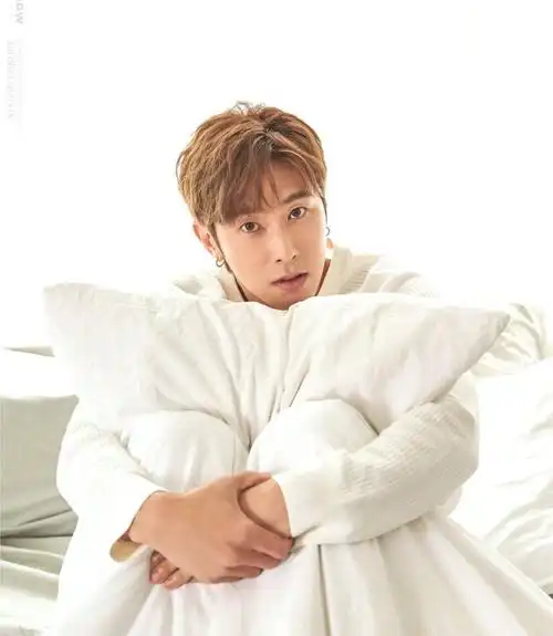 被赞扬为韩星的楷模,歌舞技精,情义两全-郑允浩