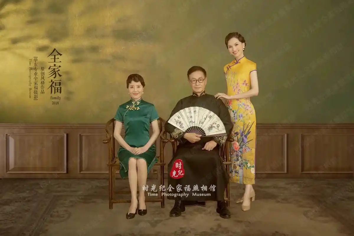 民国风全家福展现着家庭的幸福氛围.