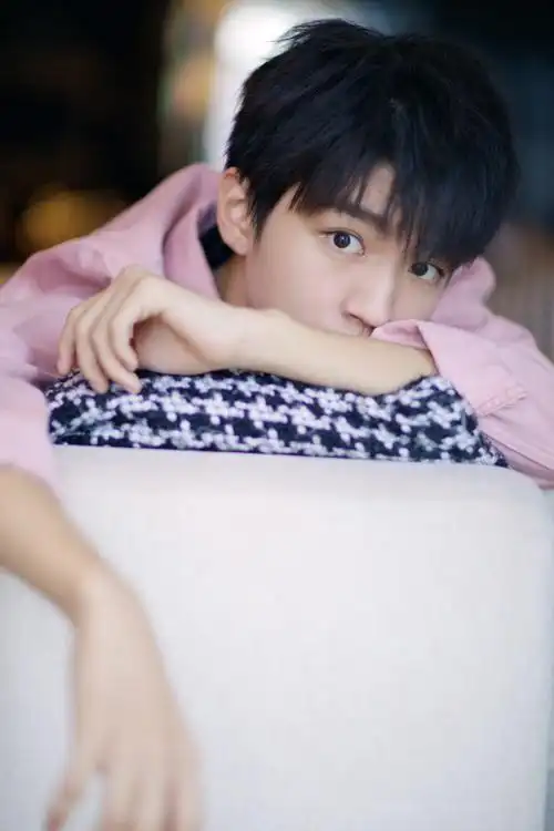 王俊凯卧床摆拍已经够诱惑了,加上大长腿就更帅了