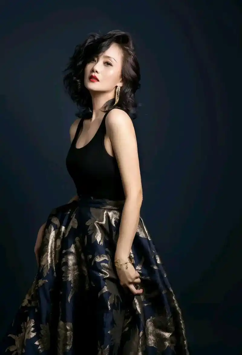 李颖漂亮有气质,真是风情万种