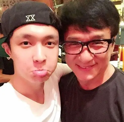 张艺兴晒与成龙合影