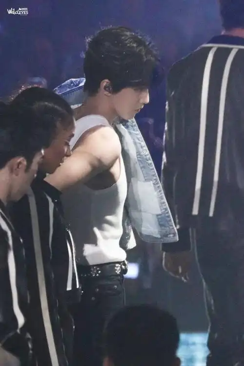 王俊凯平时没少健身吧#  是咧,是很有劲儿,肌肉不少  可以一拳打乓换