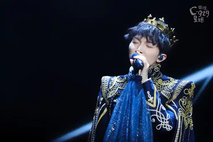 演唱会在周深清澈细腻的《浅浅》歌声中拉开帷幕,周深化身"c-929星球"