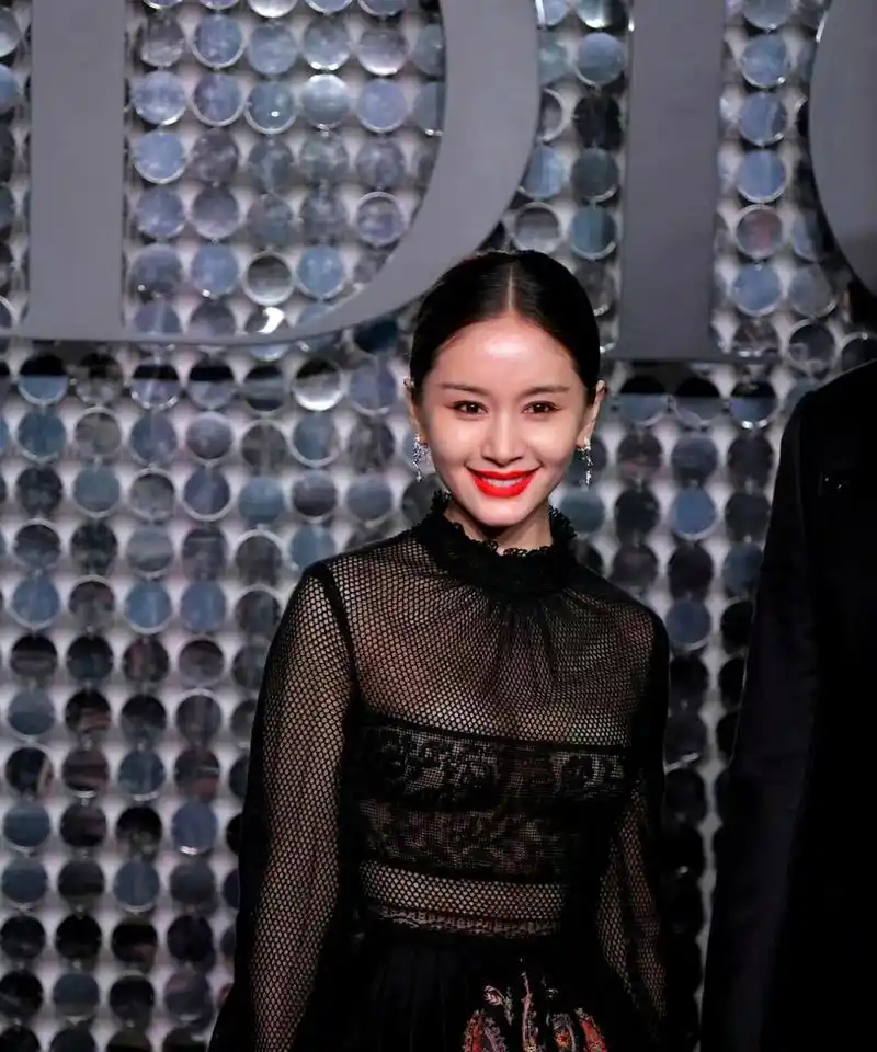 王子文身材圆润,上身透明黑丝真性感,下身民族风裙子别有风情.