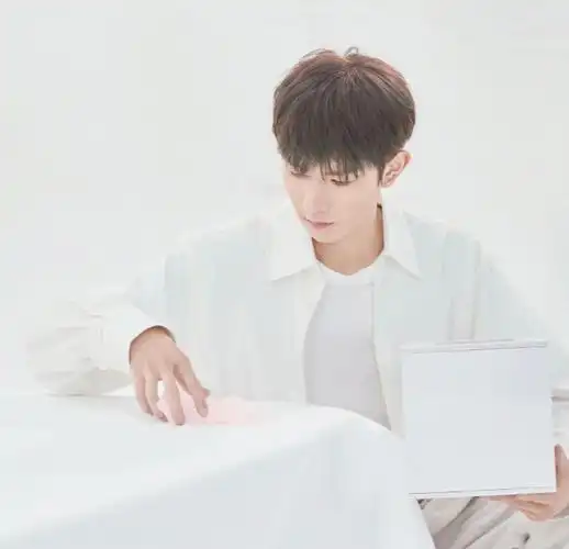 温柔散落的花瓣94  三套纯白衬衫 你最爱哪一套呢  @tfboys-王源