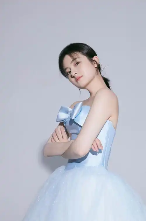 李兰迪蓝色轻盈蓬蓬裙#李兰迪最新写真大片9615身着一袭蓝色蝴蝶