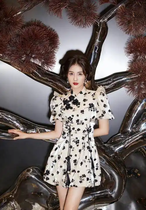 白鹿新戏上班路透,灰色大衣配贝雷帽,身高压成一米五?_黑色_网友_效果