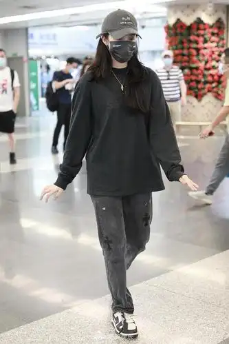 组图:欧阳娜娜黑衣look现身 摇摆走路可可爱爱