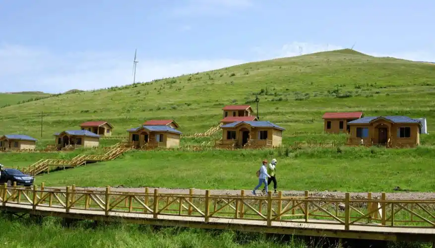 沿途有梯田,风车,草原,花海等秀丽景观,一年四季风景各异,蓝天白云下