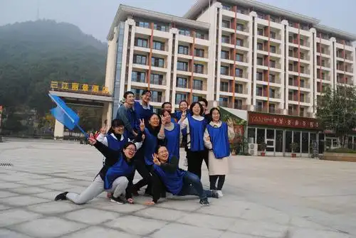 看——4个小组的队型多新颖