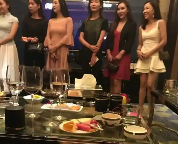 会所老板给陪酒女讲道理手不让碰肩膀不让搭惹网友怒赞