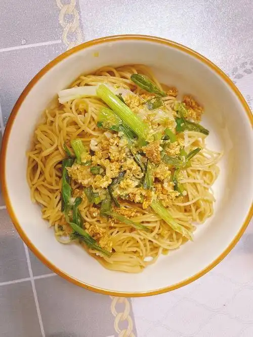 简单易学的蒜香葱油拌面的做法