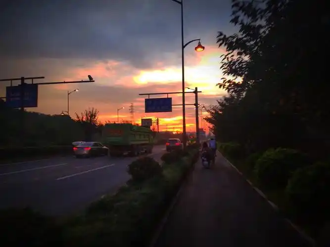 傍晚拍的照片只要把照片亮度拉低就会有很神奇的效果