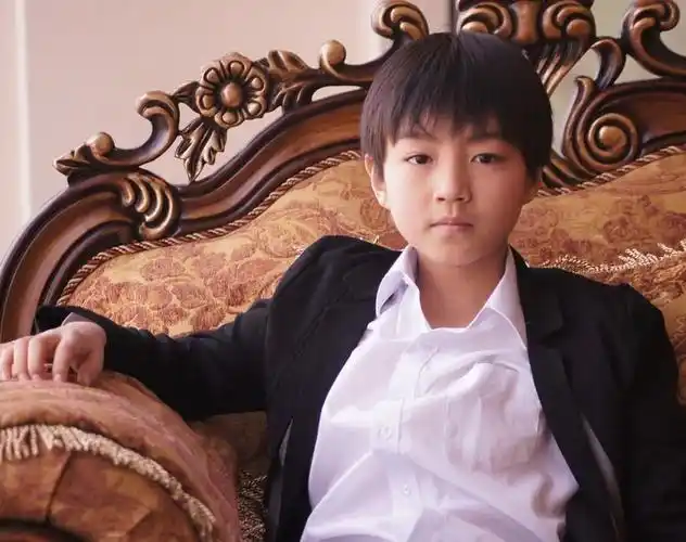 王俊凯小时候2010年底通过甄选进入tf家族.