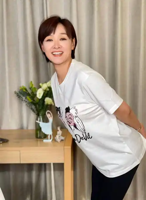 前电视主持人李小萌,老公是谁已成谜,她女儿九岁啦,长相不及妈_家庭_