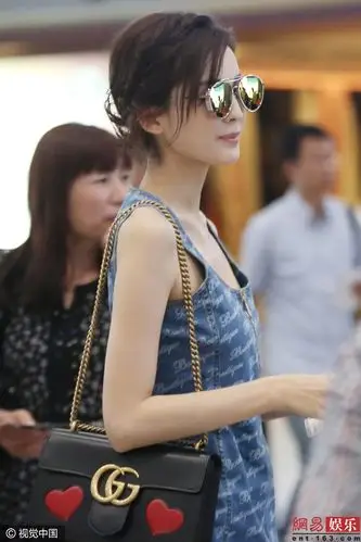 古力娜扎现身机场 视觉中国供图(资料图)(来源:网易娱乐)