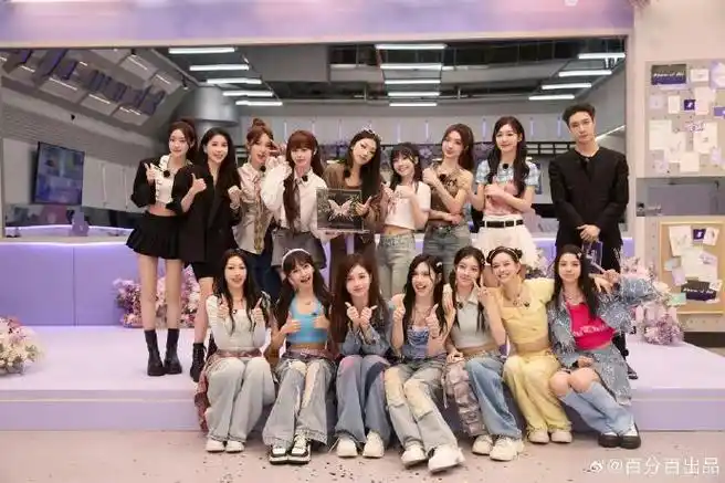 red火箭少女name合照##内娱女团团建