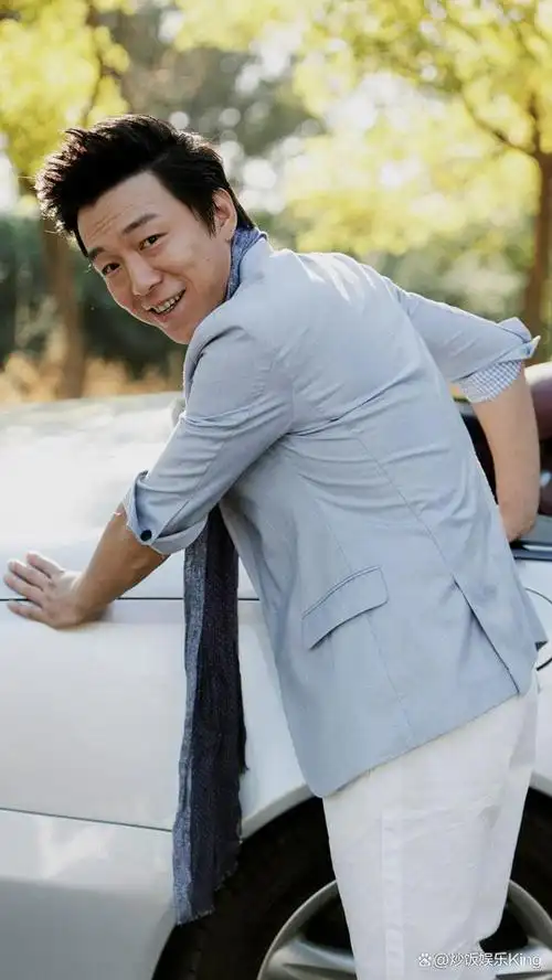 49岁黄渤在重庆腿软失足摔倒!五体投地显狼狈,却一句话化解尴尬