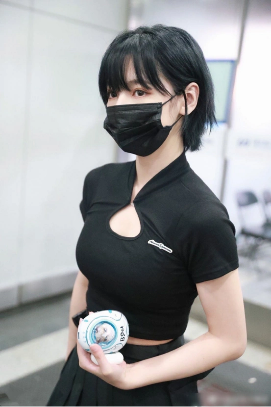 "绝美撕漫脸"赵粤真的很会穿,抹茶绿露腰上衣十分清新,身材也是极好的